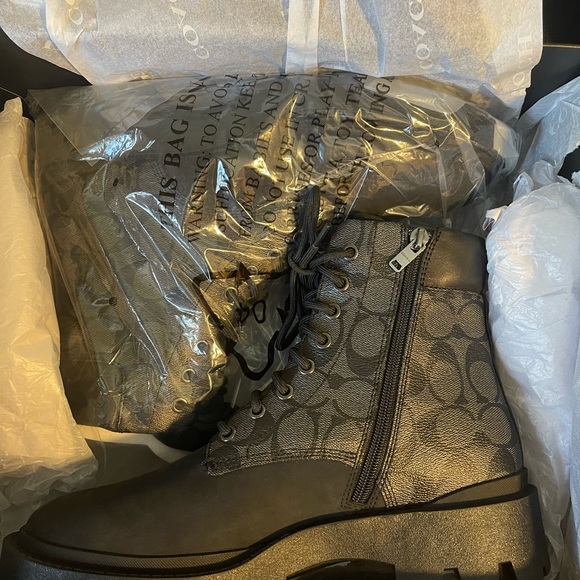 Coach size 8.5 boots. They do run big, they’re more like a 9.5 - Picture 4 of 4